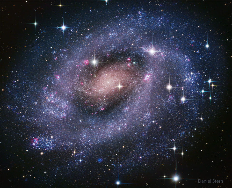 A classic spiral galaxy is shown with blue spiral
arms. The centre is yellow-red. Many star clusters are 
easily visible. 
Please see the explanation for more detailed information.